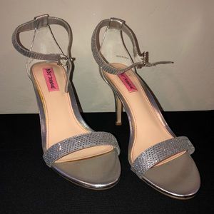 NEVER WORN Betsy Johnson Size 8.5 Heels